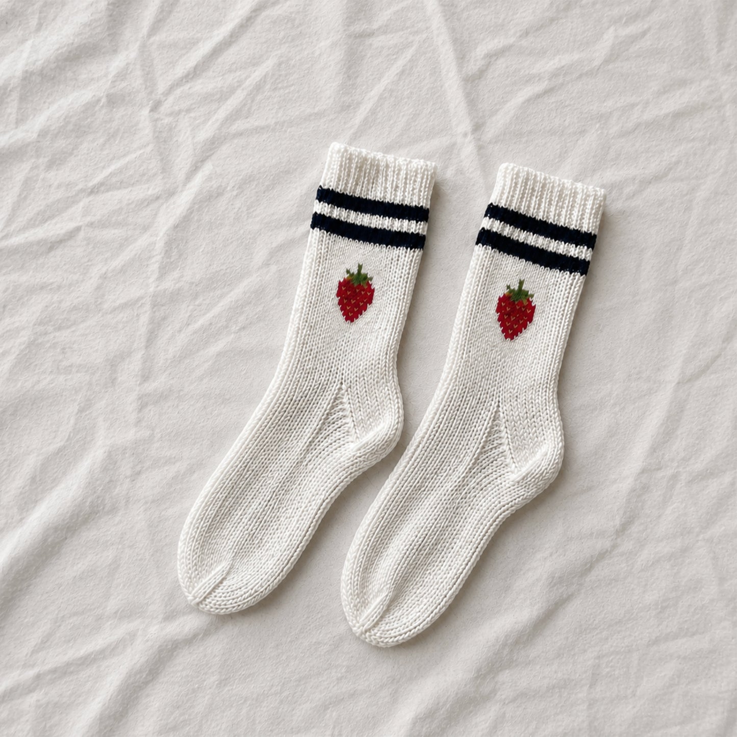 Gestrickte Socken mit Erdbeeren